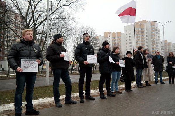 До посольства РФ за свободу Надії Савченко  вийшли  Білоруси(ФОТО). Незважаючи на погану погоду, кілька десятків білорусів вийшли сьогодні, 7 березня, в 18:00 до посольства Росії на вулиці Нововиленской в Мінську, щоб вимагати негайного звільнення українського офіцера Надії Савченко, над якою в РФ зараз йде ганебний і повністю сфальсифікований процес.