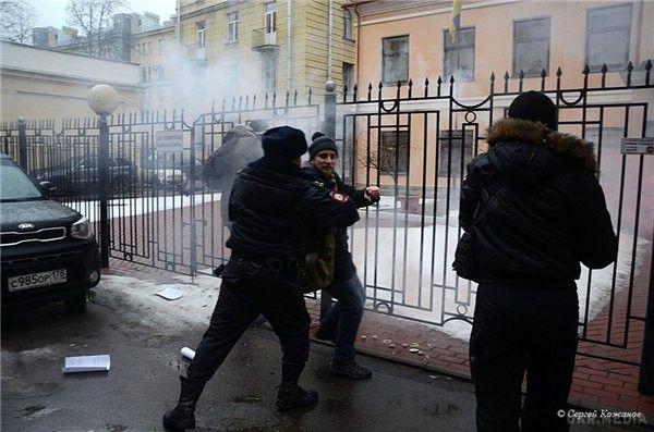 Бойовики "ДНР" атакували українське консульство. Так звані російські "волонтери" і "ветерани", які воювали на Донбасі, атакували 8 березня генеральне консульство України у Санкт-Петербурзі.