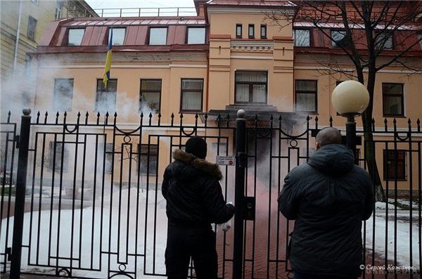 Бойовики "ДНР" атакували українське консульство. Так звані російські "волонтери" і "ветерани", які воювали на Донбасі, атакували 8 березня генеральне консульство України у Санкт-Петербурзі.