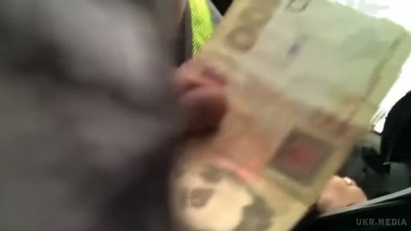 «Як правильно давати хабар»: українець «дав на лапу» поліцейським і зняв це все на відео. Житель Закарпаття, який зіткнувся з вимаганням з боку поліцейських, показав, як правильно давати хабар в таких випадках.