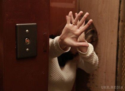 17-річну харків'янку зґвалтували в ліфті: рецидивіст затриманий. Вдень 4 березня в одному з будинків Московського району чоловік заблокував двері ліфта і зґвалтував 17-річну дівчину, ученицю випускного класу.
