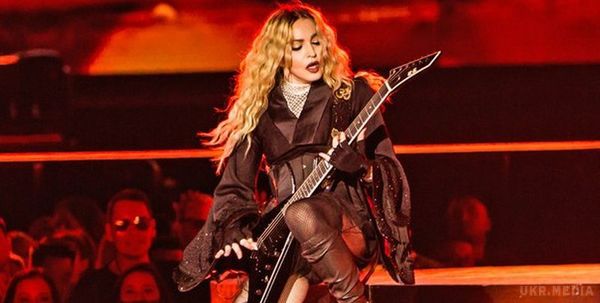 Під час концерту Мадонна розплакалася і повідомила, що втратила сина. Мадонна  на сцені під час концерту в Новій Зеландії в минулу п'ятницю, поділившись емоційною сповіддю.