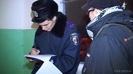 В Києві жінку забили до смерті на очах у дочки. В результаті події в Києві, загинула жінка, на яку невідомі напали в під'їзді будинку і затягли у квартиру, де її побили до смерті на очах у дитини.