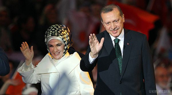 Дружина президента Туреччини схвально відгукнулась про гареми. Дружина президента Туреччини заявила, що гареми в Оттоманській імперії були "навчальними закладами, які готували жінок до життя".