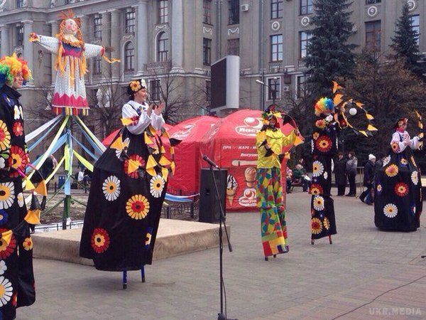 Чоловіка який виграв в конкурсі з поїдання млинців, забрала «швидка» (ФОТО). Сьогодні в ході святкування Масляної на Привокзальній площі сталася надзвичайна пригода.