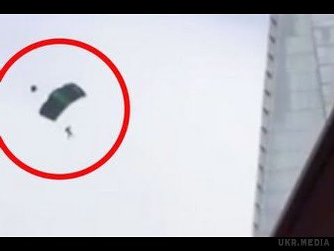 Лондон: відчайдух стрибнув з 309-метрового хмарочоса. Суботнього ранку мешканці Лондона стали свідками запаморочливого видовища: невідомий відчайдух стрибнув з парашутом з найвищої будівлі столиці - 309-метрового хмарочоса Shard.