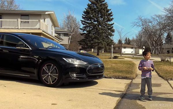 Автопілот Tesla випробували наїздом на дитину. Перед цим електромобіль врізався у відро і м'яку іграшку.