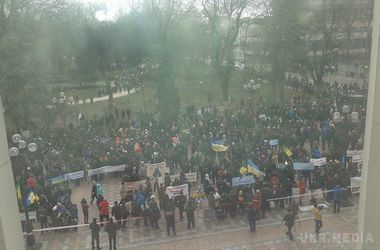 Під Радою розпочався масштабний мітинг (відео). Сьогодні, 15 березня, зранку під Верховною Радою проходить масштабний мітинг
