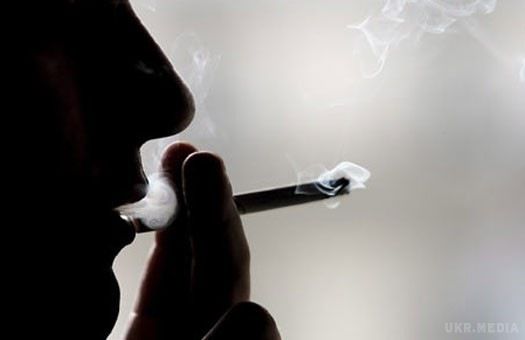 Найефективніший спосіб кинути палити. На думку експертів, зав'язувати з цигарками треба різко.