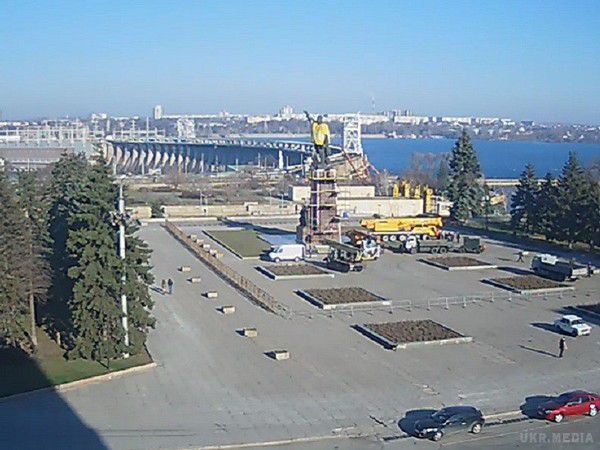 Ленінопад-уже сьогодні, 16 березня,  повалять останнього з найбільших пам'ятників Леніну.  Запоріжжя може позбутися двадцятиметрової статуї Ілліча, що розташована на площі Запорізькій поряд з греблею Дніпрогесу