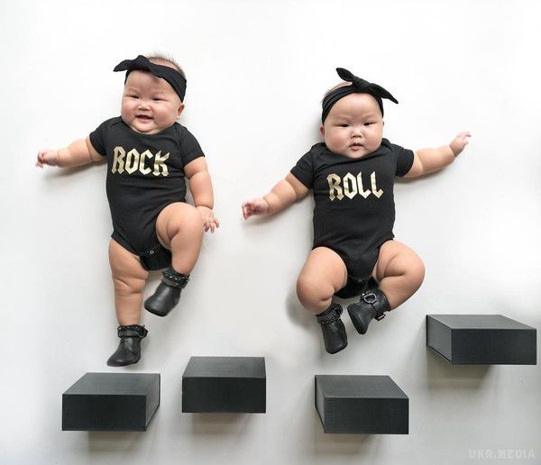 Восьмимісячні близнюки з Сінгапуру підкорюють інтернет. Близнюки з Сінгапуру, малятка восьми місяців, стали міні-зірочками в Instagram. З допомогою їх мами, яка створює цікаві фотокадри з малятами, близнючки набирають популярність.