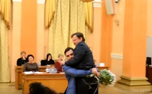 Заступника Саакашвілі Боровика винесли з Одеської міськради на руках. Чиновника винесли із залу з букетом квітів в пам'ять про "подвиг" Барни.