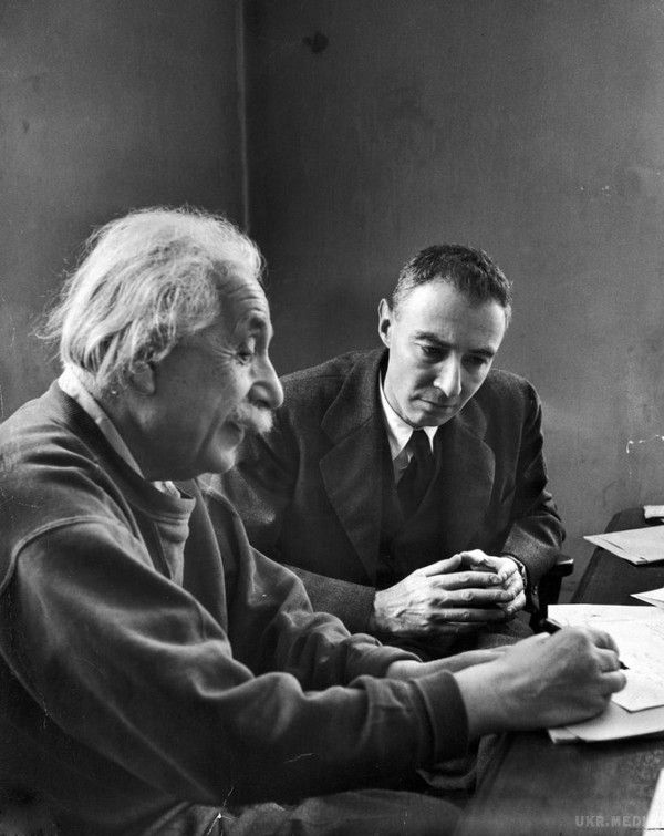 137 років з дня народження Альберта Ейнштейна (фото). Геніальний фізик-теоретик Альберт Ейнштейн народився в Німеччині 14 березня 1879 року. Він не любив святкувати свій день народження, і якось заявив в інтерв'ю виданню LIFE, що «дні народження – для дітей». З нагоди 137-ої річниці з дня народження генія редактори LIFE представили добірку історичних фотографій зі свого архіву.