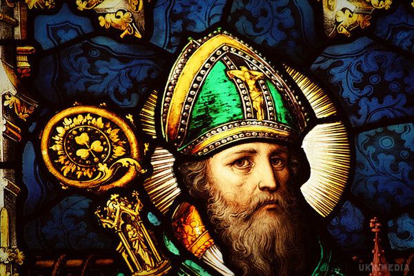 Чому в Ірландії почали святкувати День Святого Патрика. За легендою, Святий Патрік пояснював людям про поняття Святої Трійці, за допомогою трилистової конюшини.