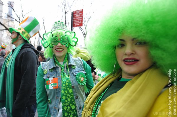 Парад на День Святого Патрика в Нью-Йорку. Найбільший парад в День Святого Патрика можна побачити в Нью-йорку. На вулицях і в пабах міста бушує ціле море зелених людей.