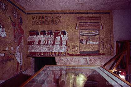 У гробниці Тутанхамона виявлені дві потаємні кімнати. Тутанхамон був похований в гробниці, яка спочатку призначалася для Нефертіті.