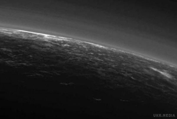 New Horizons розкрив астрономам NASA нові таємниці Плутона і його лун. Вивчення знімків Плутона і його лун, переданих зондом New Horizons, дозволило астрофізикам з NASA отримати докази наявності хмар і криовулканізма на Хароне.
