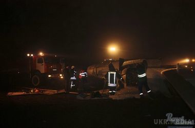 Під Ростовом-на-Дону розбився пасажирський "Боїнг", ніхто не вижив (фото).  Про це в суботу, 19 березня, повідомляє Південний регіональний центр МНС.
