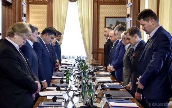 Порошенко висловив співчуття сім'ям загиблих в авіакатастрофі в Ростові. Президент проводить засідання Міжнародної дорадчої ради.