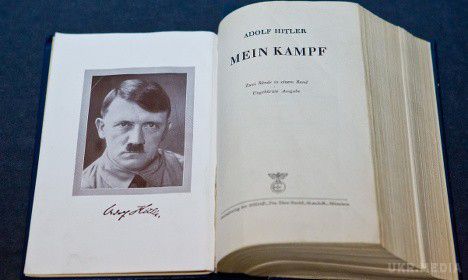 Копію книги,  Гітлера "Mein Kampf" продали за $20,655. У п'ятницю копію книги Гітлера "Mein Kampf", що належала особисто нацистському лідерові і яку було знайдено в його квартирі в Мюнхені, продали в США за $ 20,655, 