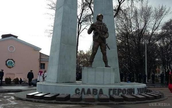 Бійцям, які воюють на Донбасі, встановили перший в Україні пам'ятник (фото). Бронзову скульптуру зробили на гроші, зібрані криворіжцям.