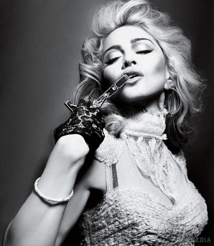 Мадонна роздягла фанатку під час виступу. Відео зі скандальним інцидентом було оприлюднено на You-Tube.