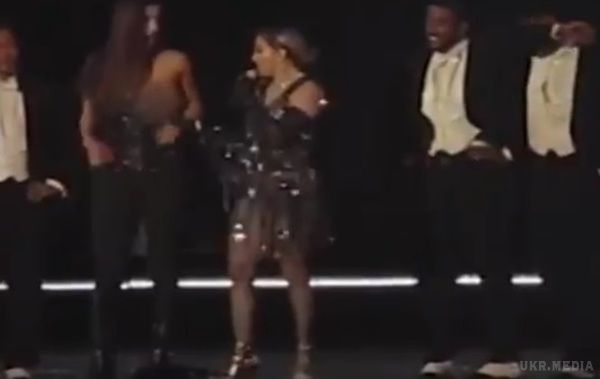Мадонна роздягла фанатку під час виступу. Відео зі скандальним інцидентом було оприлюднено на You-Tube.