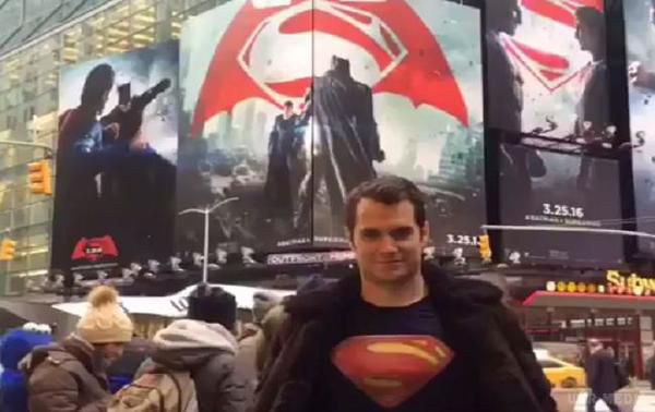Супермен прогулявся по Нью-Йорку і його ніхто не впізнав (відео). Супермен позував на тлі величезних постерів картини і в підсумку, ніхто з перехожих не дізнався актора.