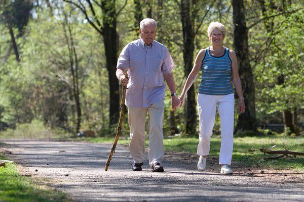 Чим швидше людина ходить, тим довше вона проживе - вчені. Вчені з Університету Піттсбурга виявили прямий взаємозв'язок між швидкістю, з якою ходить людина, і тривалістю її життя. Дослідження фахівців показало, що люди з повільною ходою живуть, в середньому, на 10 років менше.