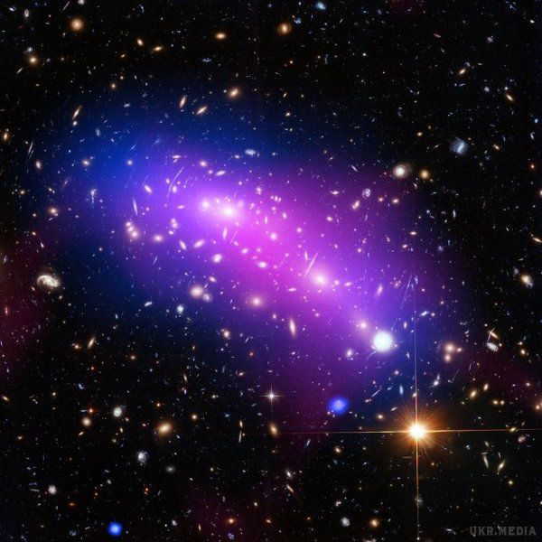 "Хаббл" зафіксував масштабне зіткнення галактичних кластерів (фото). Представлений на знімку об'єкт розташований в сузір'ї Ерідана.