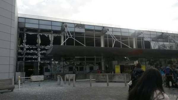 Терористична атака на Брюссель(Хроніка подій фото). В аеропорту Брюсселя (Завентем) сьогодні близько 8 ранку за місцевим часом пролунали два вибухи. За попередніми даними, в результаті події загинули 17 людей, близько 25 постраждали. 