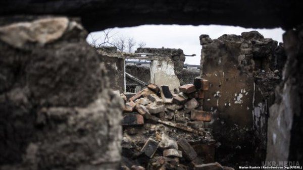 Пустельні вулиці і снаряди, що не розірвалися: фотографи показали Станицю Луганську. Деякі вулиці повністю знищені артилерією.