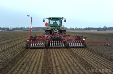 В цьому році посівна обійдеться українським фермерам на третину дорожче. Битва за врожай. В цьому році посівна українським аграріям обійдеться на третину дорожче, ніж у минулому році – в 90 млрд гривень. Все із-за падіння гривні та подорожчання оренди землі, кажуть експерти.
