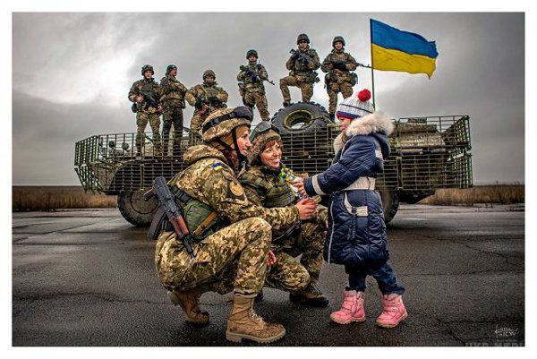 Фотограф зробив зворушливі знімки про дітей і українських бійців (фото). Кадри стали популярними в соцмережах.