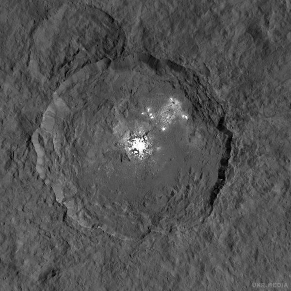 NASA представило знімок загадкових плям на Церері з рекордною роздільною здатністю (відео). Яскраві плями розташовані в кратері Оккатор.
