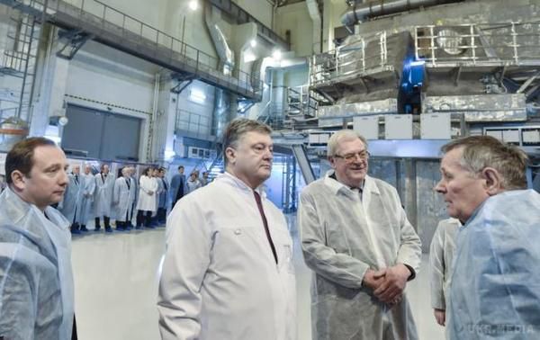 У Харкові запустили першу ядерну установку світового значення, розроблену українськими фахівцями. Установка "Джерело нейтронів" дасть можливість Україні проводити сучасні дослідження в різних галузях науки і техніки.
