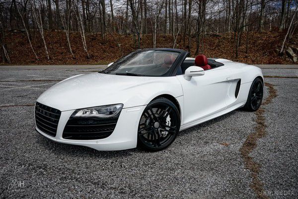Audi перетворила R8 в родстер. Audi перетворила спорткар R8 родстер, оснастивши його м'яким дахом. Під капотом моделі розташовується 5,2-літровий 540-сильний двигун V10.