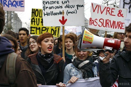 Заворушення в Парижі: поранено 10 осіб, затримано 45 (фото). 24 березня молоді французи вийшли на мітинг в Парижі. З собою вони принесли плакати проти змін, які планують внести в трудовий кодекс країни. 