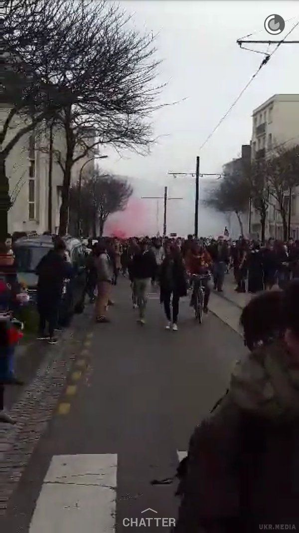 Заворушення в Парижі: поранено 10 осіб, затримано 45 (фото). 24 березня молоді французи вийшли на мітинг в Парижі. З собою вони принесли плакати проти змін, які планують внести в трудовий кодекс країни. 