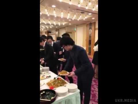 Як правильно вести себе за шведським столом (відео). Ми пропонуємо вашому перегляду кумедний ролик про те, як варто поводитися за шведським столом.