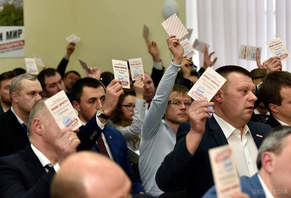 БПП вирішив достроково припинити депутатські повноваження Фірсова і Томенка. За це рішення проголосували 48 делегатів Блоку Петра Порошенка.
