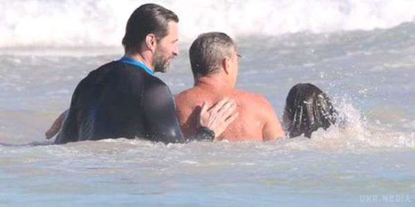 Х'ю Джекман врятував життя відвідувачам пляжу. Австралійський актор Х'ю Джекман під час свого відпочинку на сіднейському пляжі врятував свого 15-річного сина Оскара. 