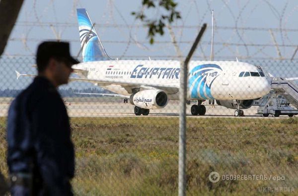 У небі викрали літак Egyptair з пасажирами на борту. Літак приземлився на Кіпрі, де викрадачі просять політичного притулку.