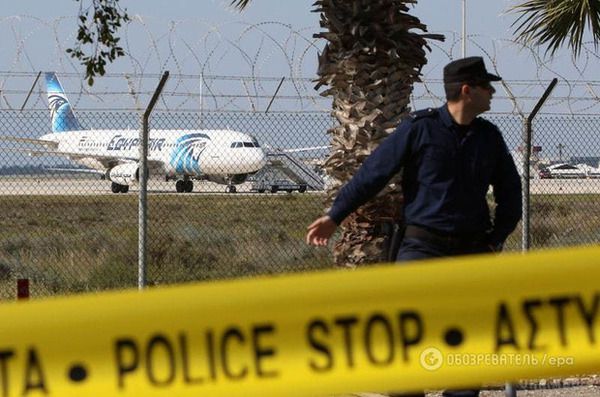 У небі викрали літак Egyptair з пасажирами на борту. Літак приземлився на Кіпрі, де викрадачі просять політичного притулку.