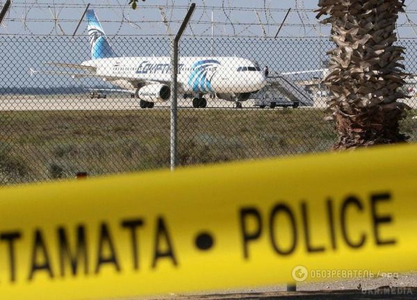 У небі викрали літак Egyptair з пасажирами на борту. Літак приземлився на Кіпрі, де викрадачі просять політичного притулку.