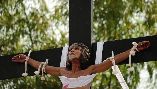 Філіппінці відтворили сцену розп'яття Ісуса (ФОТО) 18+. Філіппіни почали проводити урочистості з нагоди Страсного тижня перед Великоднем. Декількох чоловіків прибили цвяхами до хрестів, ініціюючи розп'яття Ісуса.