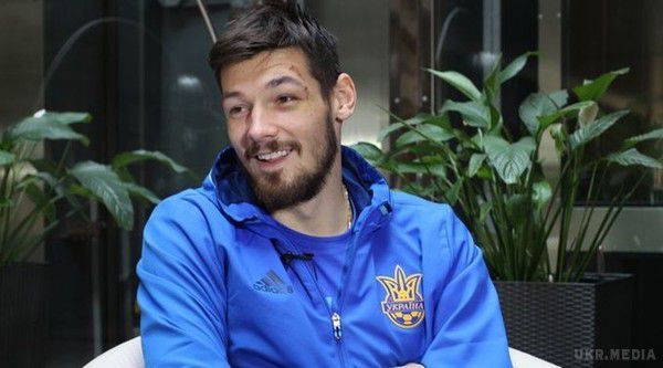Український футболіст Денис Бойко відмовився від російської мови. Один з футболістів української збірної Денис Бойко відмовився спілкуватися російською мовою, про що заявив у своєму черговому інтерв'ю.