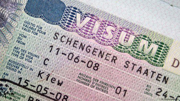 У МЗС пояснили причини почастішання відмов у шенгенських візах українцям. Основною причиною майже дворазового збільшення кількості відмов у видачі віз українцям консульствами держав Шенгенської зони є нездатність громадян надати всю інформацію, яка потрібна для оформлення віз.