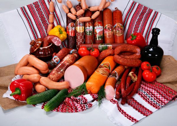 Замість ковбас чи сосисок крамниці України заполонили низькоякісні "м'ясовмісні" продукти. Ситуація на ринку м'ясо-ковбасних виробів залишається напруженою через різке зниження купівельної спроможності населення. Однак цим список причин, що викликають занепокоєння виробників, не вичерпується.