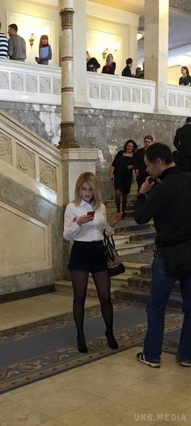 "А шо такое? В этом борделе все можно": Яхно про "ділові" шортики журналістки в Раді (фото). Журналістка респектабельної інформаційно-аналітичної програми вважає, що її пікантний дрес-код вже не може нікого здивувати, оскільки в стінах українського парламенту бачили і не таке.